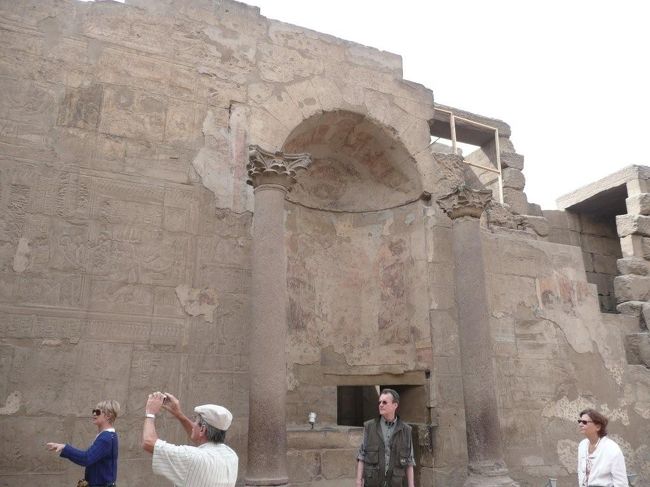 ●皇帝崇拝の間<br /><br />ローマ帝国時代に改築された部分。皇帝を崇拝する為に改造したらしく、コリント様式の円柱やドームが付けられている。この聖壇にもローマ皇帝やローマ時代の人々のフレスコ画が残っている。