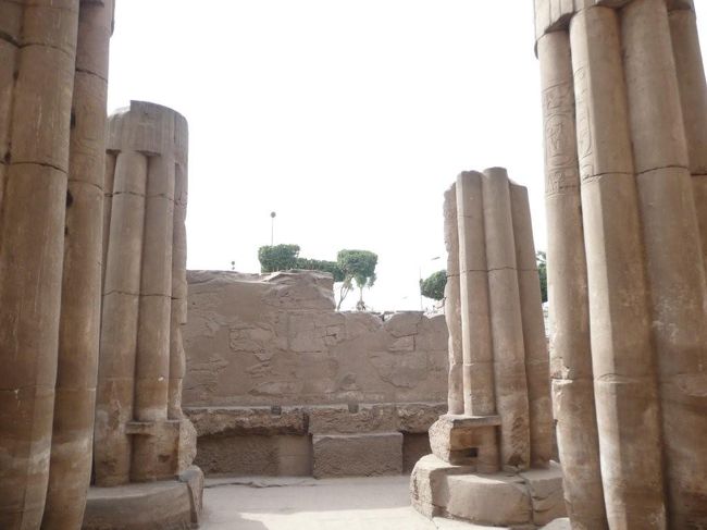 ●至聖所<br /><br />ここがルクソール神殿の最深部。ここで神殿はおしまいとなる。向こうには大通りが走っている。