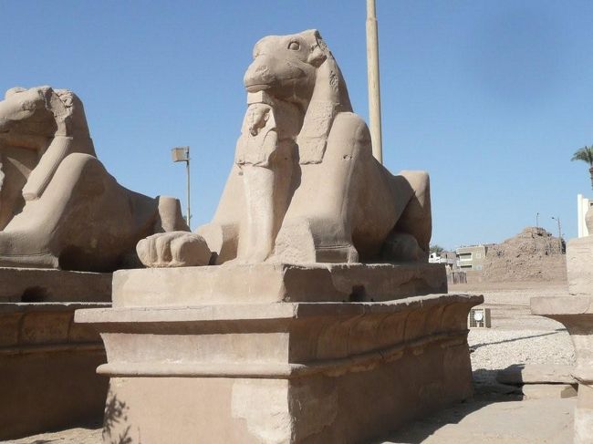 スフィンクスは獅子の体と羊の頭を持っている。前足の間には王族の立像が立っている。