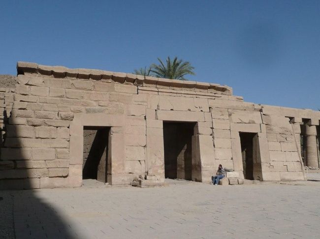 ●セティ2世神殿<br /><br />第一塔門を入るとすぐ左手に見えてくる小さな神殿。3つの小部屋が設けられており、それぞれ、ムート、アムン、コンス神が祀られている。