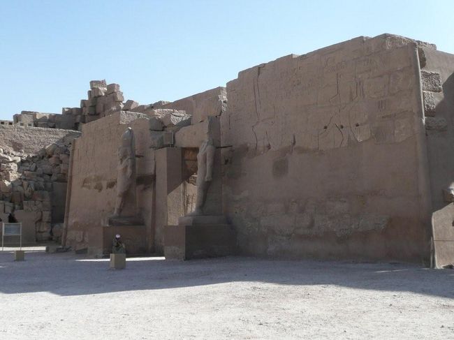 ●ラムセス3世神殿<br /><br />第一塔門より入った中庭右手に建つ小さな神殿。本来はこのまままっすぐ進むところをとりあえず右にそれてあえて周辺から回ってみることにした。<br /><br />こちらはラムセス3世の塔門。塔門の入口の両脇には2体の像があるが、こちらはラムセス3世のもの。頭には二十王冠を付けている。