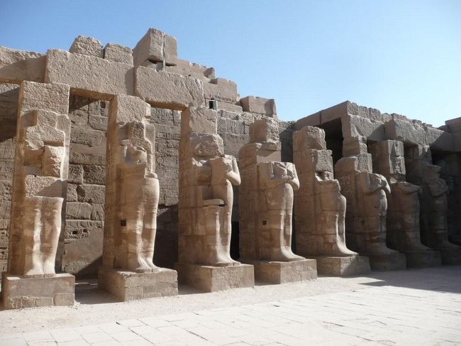 ◆ラムセス3世神殿の中庭<br /><br />両サイドにはそれぞれ8本の四角い列柱が並んでおり、それぞれの柱の前に立っているのはオシリス神のスタイルのラムセス3世の立像である。