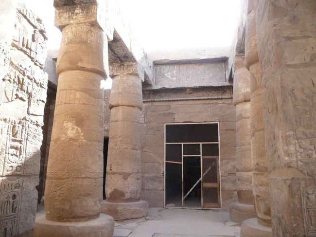 ◆ラムセス3世神殿の玄関<br /><br />中庭から短いスロープが伸びており至聖所の入口玄関へと続いている。玄関部分には4本の円形列柱が立っており、頂華はパピルス様式である。