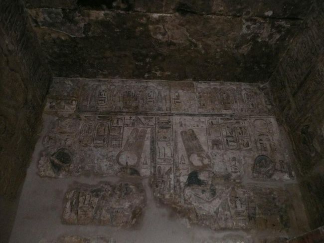 ◆至聖所<br /><br />かなりはげ落ちているが、神々のレリーフが残っている。