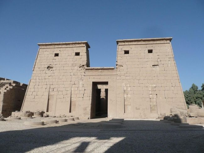 ●コンス神殿<br /><br />ラムセス3世神殿からさらに離れて南に向かうときれいな塔門が南に向かって見えてくる。こちらはアムン神とムート神の息子、コンス神に捧げられた神殿で、アメンホテプ3世による設立で、後にラムセス3世が今の形に仕上げた。