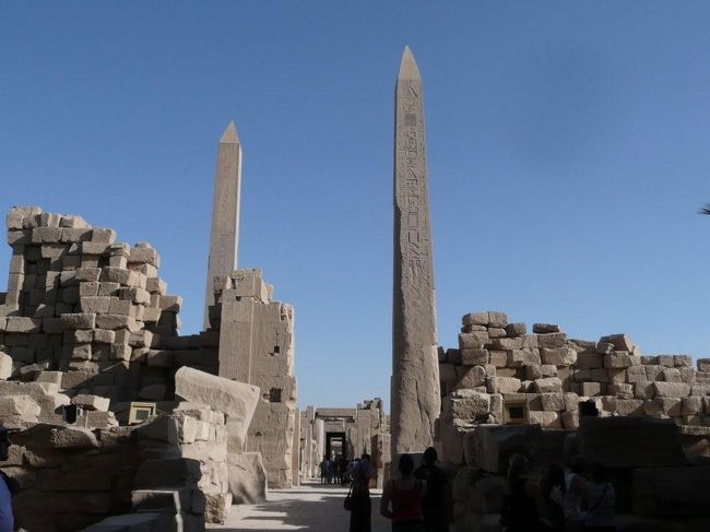 ●オベリスク<br /><br />第4塔門を前後に挟むように建っている2本のオベリスク。手前に見えるのがトトメス1世のもの、奥にあるのがハトシェプスト女王によるもの。