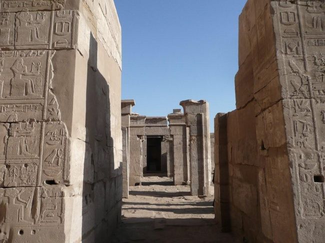 ●プタハ神殿<br /><br />カルナック神殿建築群の一番北側で、モントゥ神神殿へと向かうゲートのすぐ前に位置する小さい神殿。トトメス3世による設立。