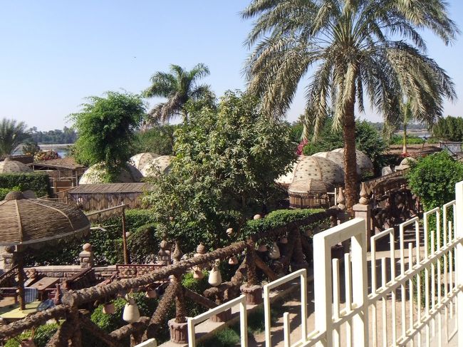 入口から入ってしばらく歩くと、左の方にきれいな庭があります。土産物屋もありそうです（行きませんでした）。