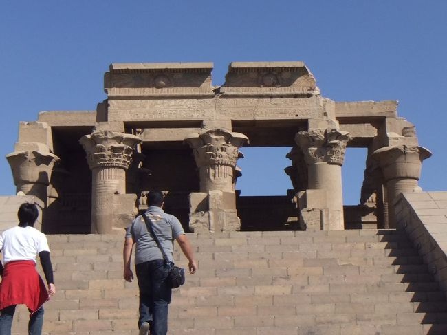 右側に、コムオンボ神殿が見えてきます。この写真を撮った位置からまっすぐ階段で上れそうですが、何故か柵をしてあって、少し先を回ってようやくこの階段にたどり着きます。この階段を上って、