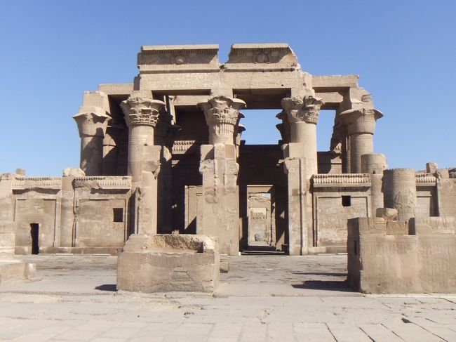 コムオンボ神殿の正面に出ます。正面に神殿本体の柱のある建物があり、その手前の部分は前庭のようで、右手には、塔門の跡らしいものが見えています。中央手前に賽銭箱のようなものがありますが、