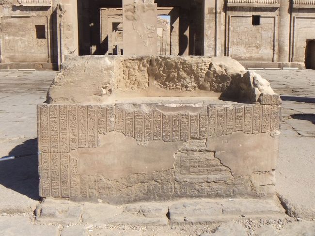 これは、ガイドさんによると供物台です（地球の歩き方では祭壇と書かれています）。