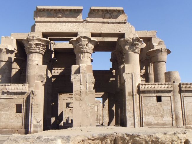 更に神殿に近づきます。この神殿は変わっていて、ホルス神（ハヤブサの神様）とソベク神（ワニの神様）の両方のために建てられたため、入口も２つあります。左側がホルス神ための入口と神殿で、右側がソベク神のための入口と神殿です。でも、最初から合体していますし、今は相当壊れていて一緒の空間になっていたりします。