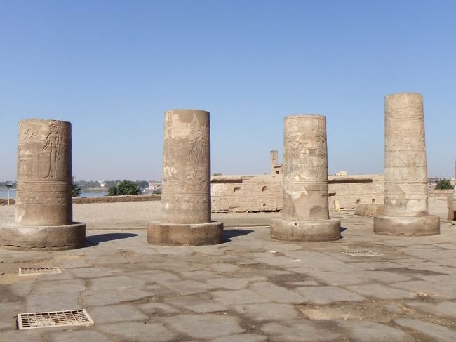 神殿正面に向かって左側に目をやると、ホルス神のための列柱が並んでいます。