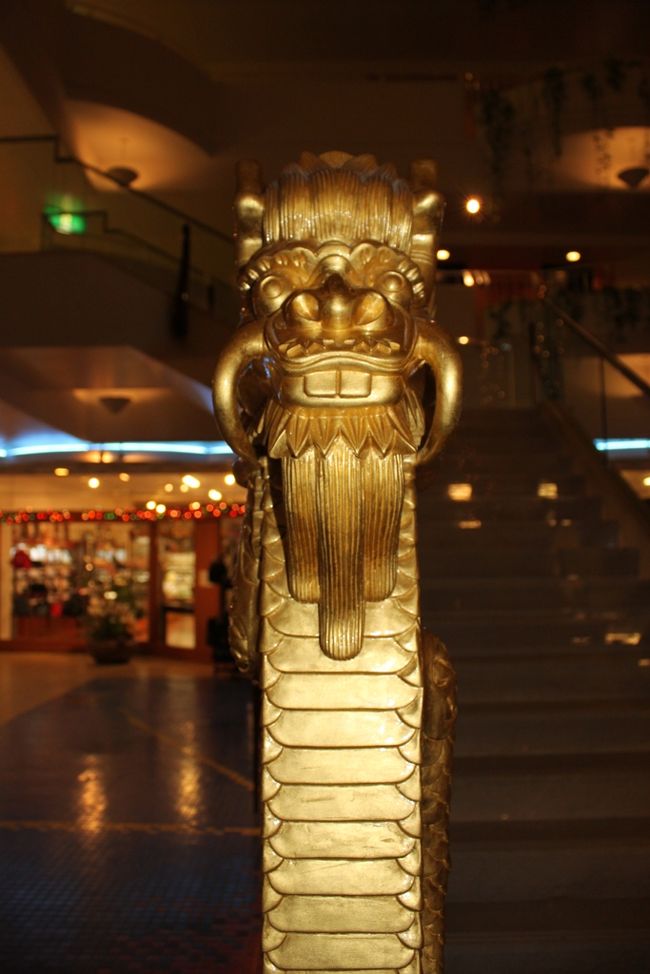 ホテル（沖縄かりゆしビーチリゾート・オーシャンスパ）のロビーの大龍柱<br />シーサーとは違うのでしょうが…