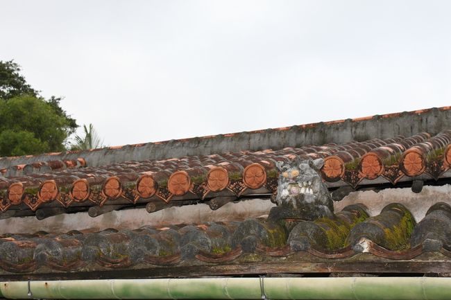 琉球村<br />瓦になって？