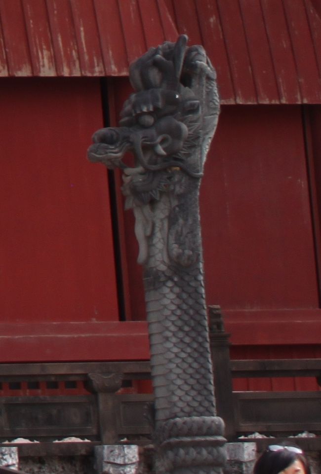 首里城<br />正殿の石段前に立つ大龍柱