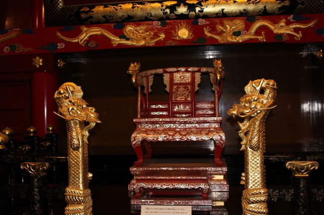 国王の玉座の前にも大龍柱がたっています。