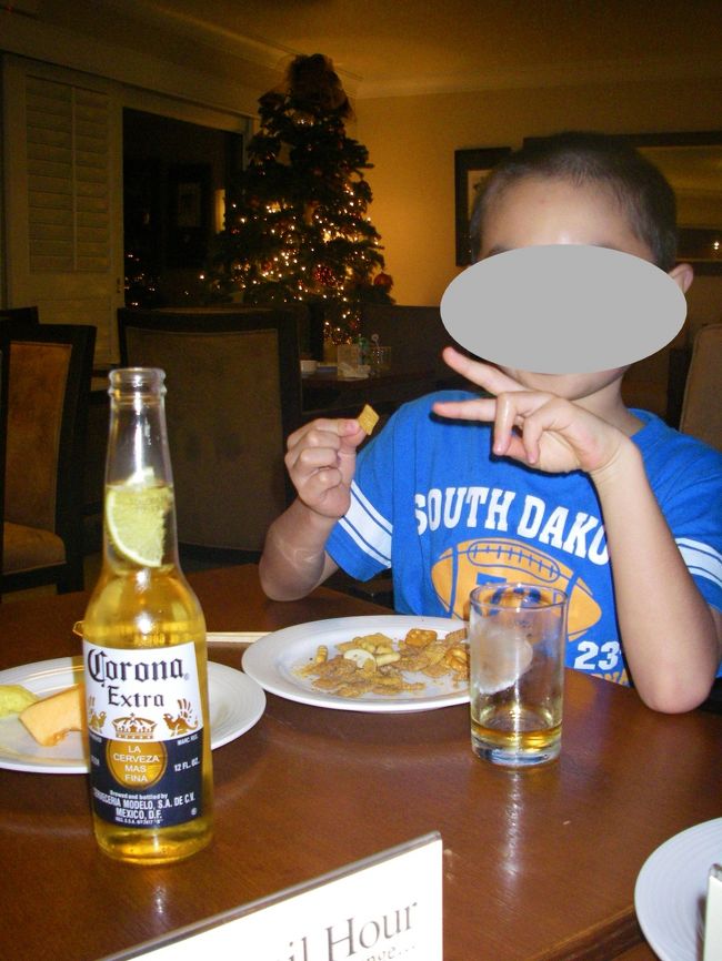 最後のカクテルタイムへ<br /><br />レモンを絞ったコロナビール<br />さわやかで好きです<br />家でやったらなんかイマイチだったけど<br />リゾートで飲むからウマいんだなーきっと<br /><br /><br /><br /><br />