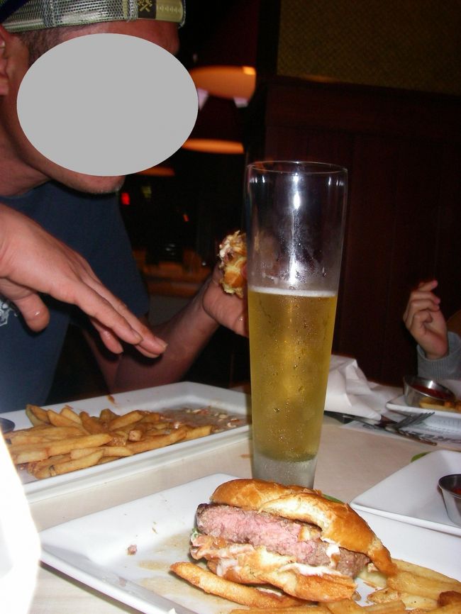 ここのバーガー　バカウマでした!!!<br /><br />常識をくつがえす半生肉なハンバーカー　<br />もちろんビーフ１００％<br />かぶりつくと肉汁ジュルジュル(￣┓￣)<br />肉の味もすっごく上等<br /><br /><br /><br /><br />このお店、ハワイのアラモアナショッピングセンターにも<br />ある人気店だそうです。<br />