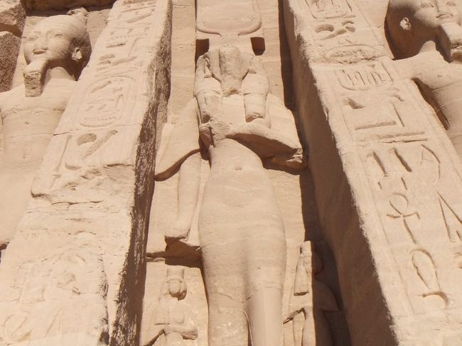 左側の３体は、こんな感じで並んでいます。中央にいるのは、ハトホル女神の格好をしたネフェルタリの像です（顔が壊れてしまっています）。その両側にはラムセス２世の像があります。