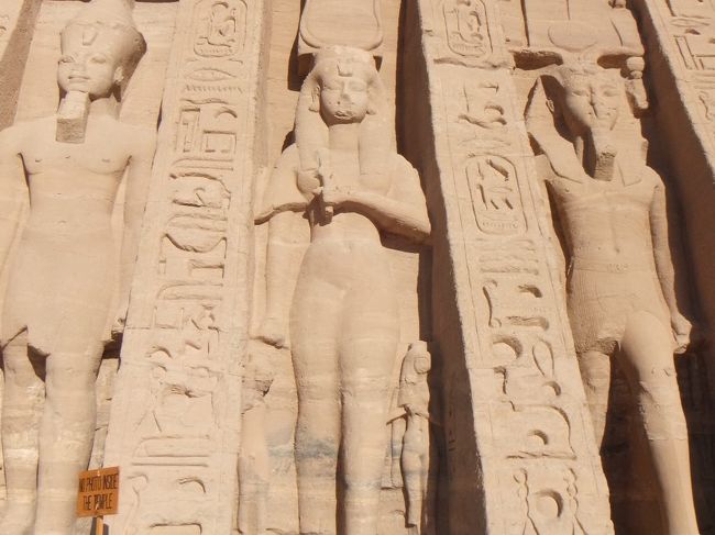 右側の３体は、こんな感じになっています。やはり真ん中にネフェルタリの像があります（顔もしっかりしています）。両側にいるのはやはりラムセス２世です。結局、ラムセス２世の方が多いのです。