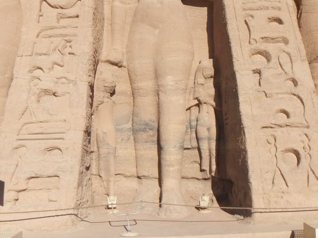 ネフェルタリの足元には、子供たちがいます。