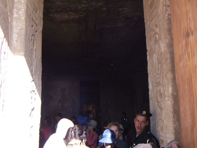 入口からのぞくと、中はこんな感じです。ここも中は撮影禁止です。入口の部屋には角柱が並び、通路に面してハトホル女神の姿があります。一番奥の至聖所には、メウシの姿をしたハトホル女神の像があります。