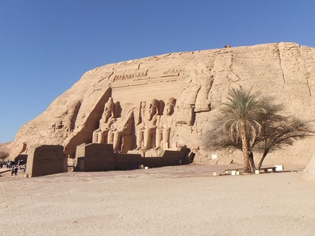 アブシンベル小神殿の前から、アブシンベル大神殿の全体が見えます。
