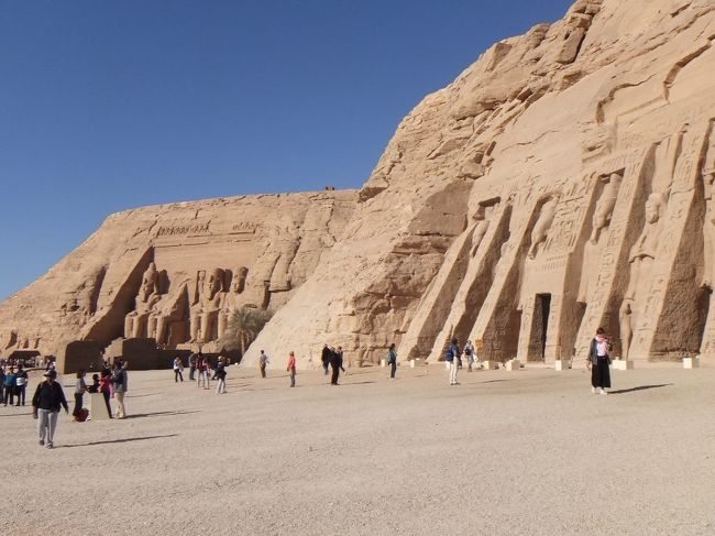 もう少しバックすると、２つの神殿が同時に見えます。