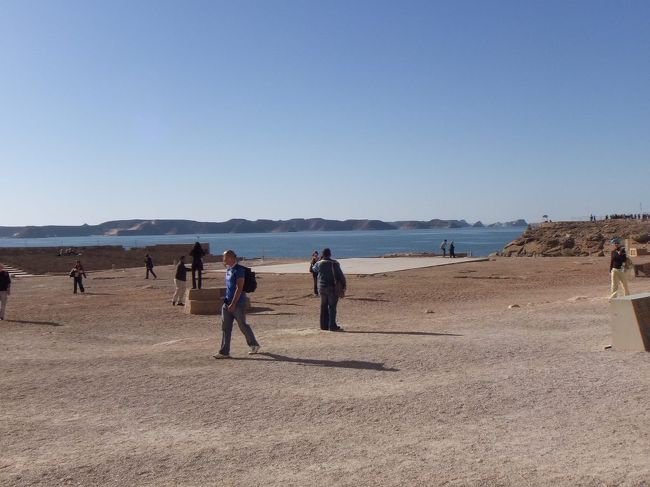 神殿の反対側には、ナセル湖が広がっています。