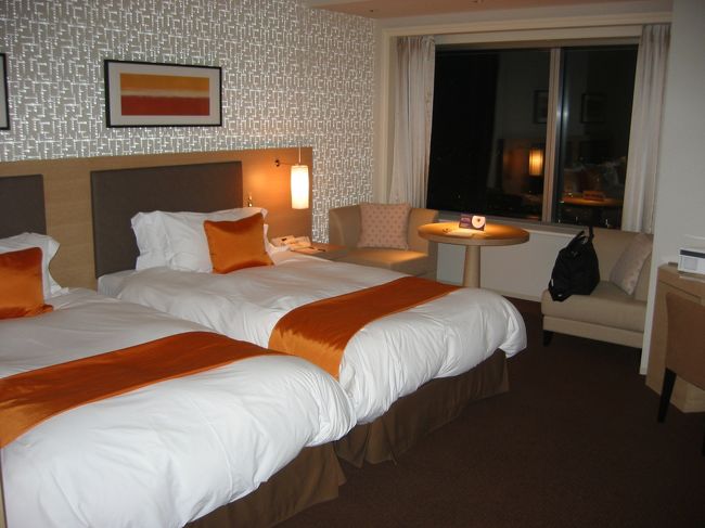 憧れの横浜ロイヤルパークホテルへ泊まります。<br />６０階のスタンダードツイン街側の部屋です。<br />横浜駅方面の夜景が絶景でした。