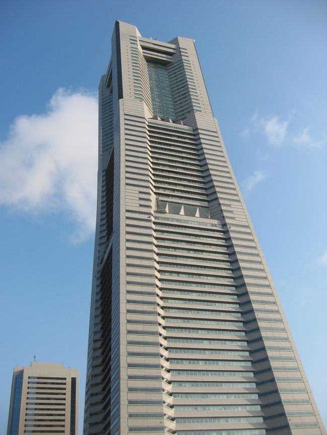 ランドマークタワーを下から見上げましたが近すぎて全体がおさまりません