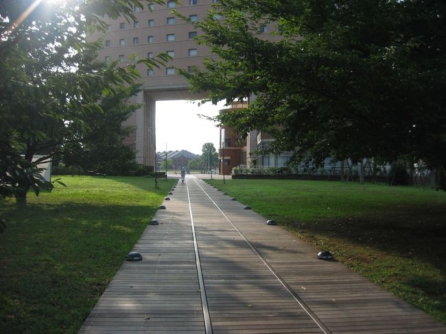 早朝の汽車道を散策しました。<br />ナビオス横浜の向こうには赤レンガ倉庫がみえます。