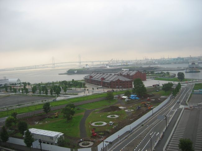 今日の泊まりはナビオス横浜９階の部屋です。<br />赤レンガ倉庫やベイブリッジが見えます。