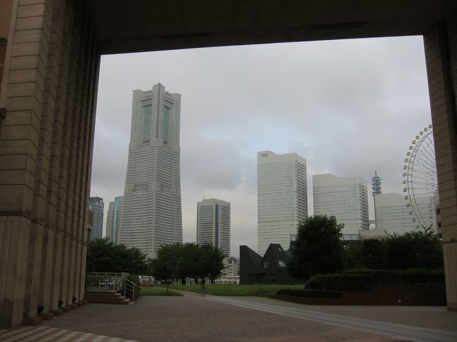 ナビオス横浜から汽車道の向こうにはまるで絵画のようにみなとみらいの高層ビル群が見えます。