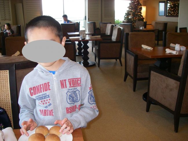 朝食バイキングでは<br />こんなかんじの小さめ固めなパンをもらうとよいです<br />シュノーケリング餌付け用です<br /><br />すみません（￣ー￣)ゞ<br /><br />