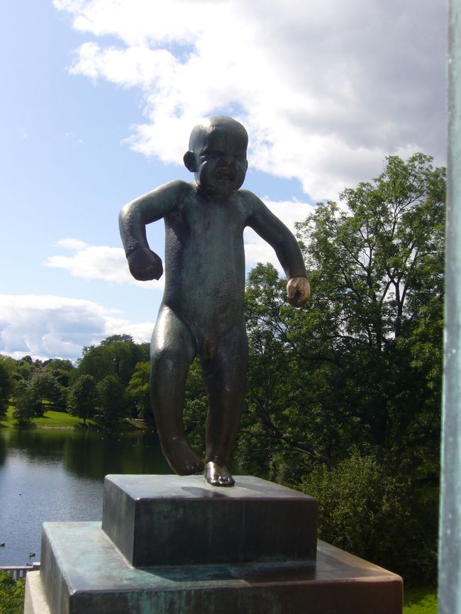 ヴィーゲラン公園の有名な「怒りん坊」の像。写真には撮っていないが、まわりにもたくさんの像が。個人的には微妙なのも結構あるが・・・。