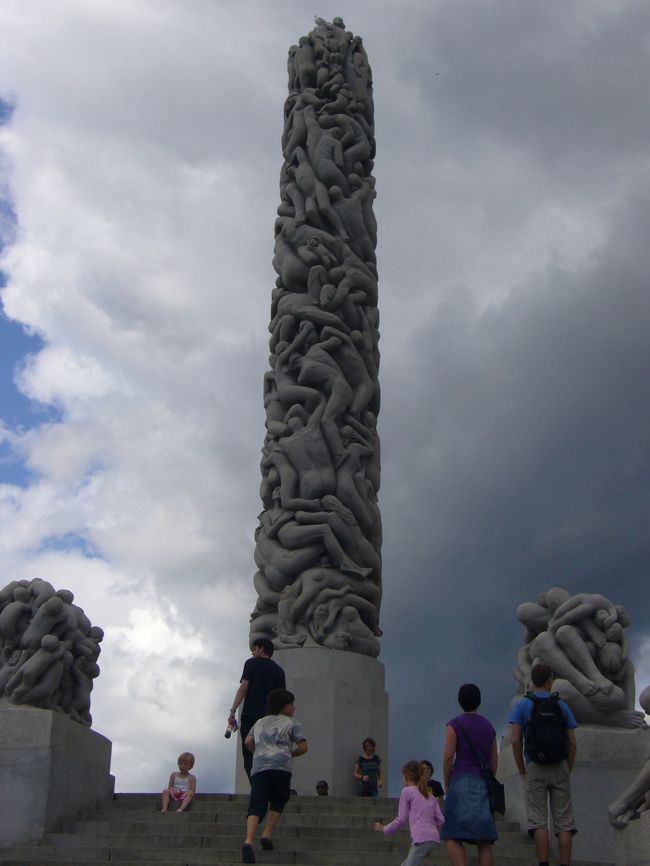 シンボルのモノリッテン。121体もの老若男女が刻まれている像だ。高さは１７ｍらしい。迫力ある！