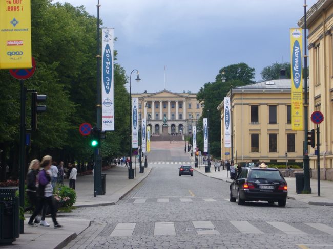 奥に見えるのは王宮