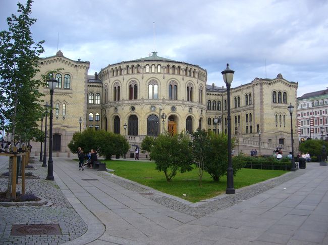 国会議事堂。この近辺にはたくさんお店がある。