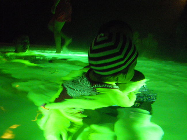 洞窟風呂。。。<br />怪しげな光とともに、奥にはカップル達が…<br /><br />まあ、大騒ぎして雰囲気ぶち壊しちゃいましたが<br />（＾ｖ＾）