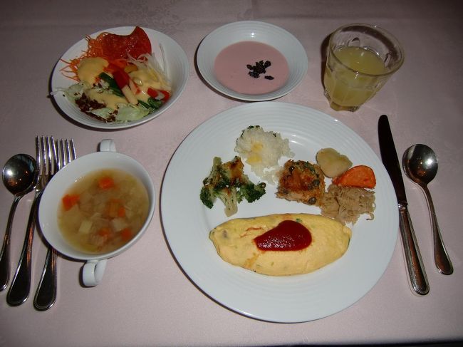 外は荒れ狂う冬の海であるが、レストラン内は暖かく快適である。まずは私の朝食メニューの第１弾（写真）。生絞りのグレープフルーツジュース、シェフ特製、熱々のオムレツがいい。