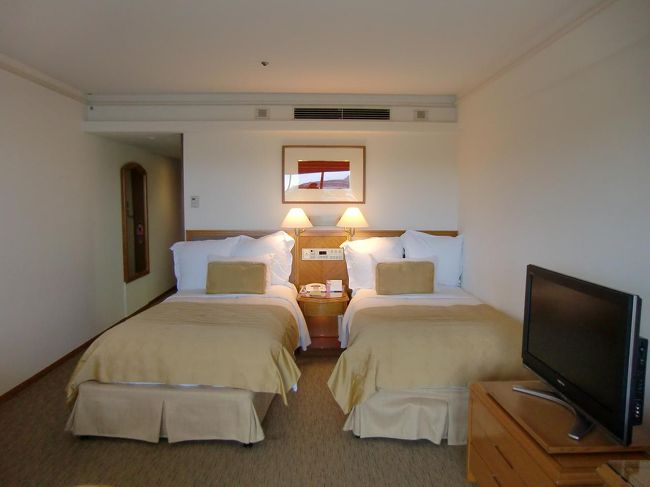 移動先は9階の「デラックスツイン」（写真）。8階までが「スーペリアツイン」なのでグレードアップしてもらったことになる。