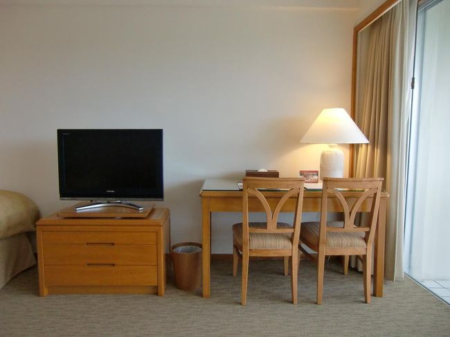 スーペリアツインは3〜8階にあり、デラックスツインは9〜10階を占めている。期待して入室したが、残念ながら両者の客室内の違いはあまり感じられない。写真：デラックスツインの客室