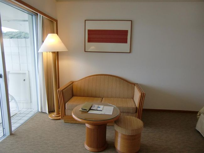 テレビがフラットパネルの新型になっているのと、バスローブがあるくらいで、客室の広さは同じで内装の変化もない。写真：デラックスツインの客室