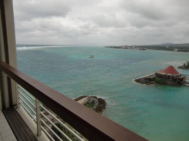 ルネッサンスオキナワのHPには‥‥デラックスツインの「ベッドは最上級の眠りを提供する世界No1ブランドのシーリー社製シングルコイルマットレス、マリオットグループ独自に開発された最上級のリネン、枕を導入したニューベディングシステムを採用。心地よい眠りと爽やかな目覚めをお約束いたします‥‥」と書いてある。私にとってはスーペリアツインのベッドでも十分快適である。それ以上に良いベッドでも「猫に小判？」写真：デラックスツインの客室バルコニーからの眺め<br />