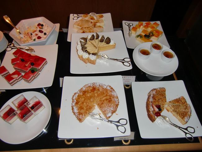 アンビルハウスのケーキ類（写真）が充実している。よって、セイルフィッシュカフェや日本料理「彩」でメイン料理を味わった後に、ここでデザートにするのがいい。