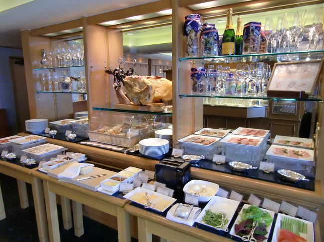 アンビルハウスのランチは「３Ｓブランチ」という名前がついており、沖縄野菜を使ったサラダ、こだわりのパンと具材から自分で作るサンドイッチ、シェフが作る玉子料理、フレッシュジュースやヨーグルトなどがある。