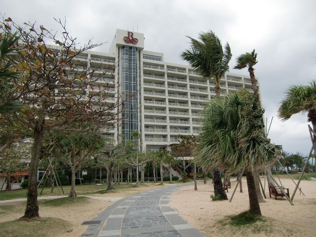 深夜３時頃、強風と「カラン、カラン」という金属音に目が覚める。その後、１時間くらい金属音に悩まされ、我慢ならなくなり部屋を変えてもらう。写真：荒れる冬のルネッサンスリゾート・オキナワ