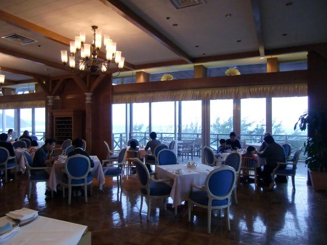 朝食はメインダイニング「フォーシーズン」（写真）でとることにする。メニューは豊富で以下のサイト参照。<br />http://www.renaissance-okinawa.com/restaurant/fourseasons/breakfast01.html?2